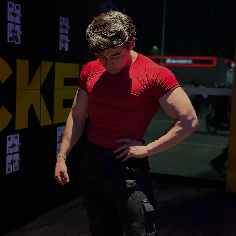 Compresivo rojo entrenando en el gimnasio