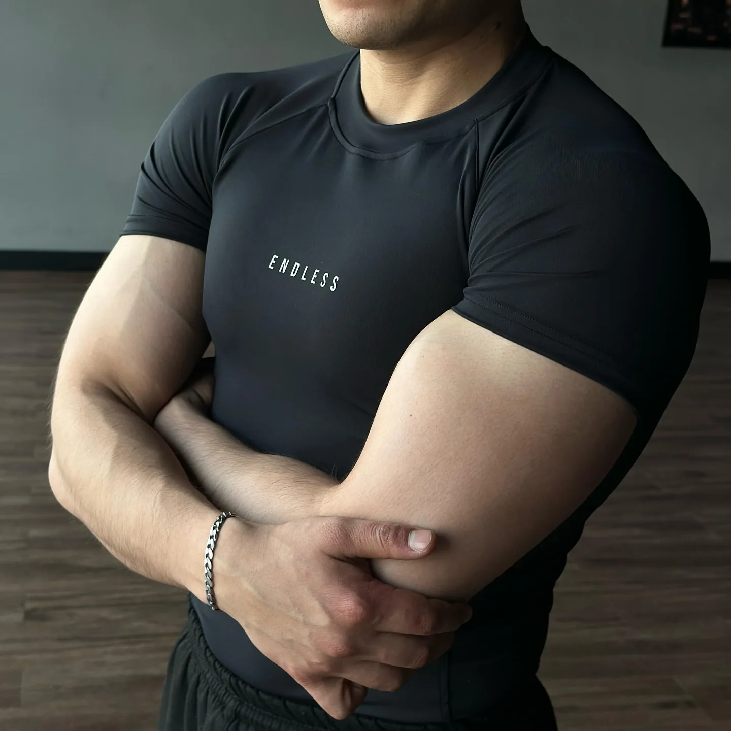Look 01 — Compresivo manga corta negro entrenando
