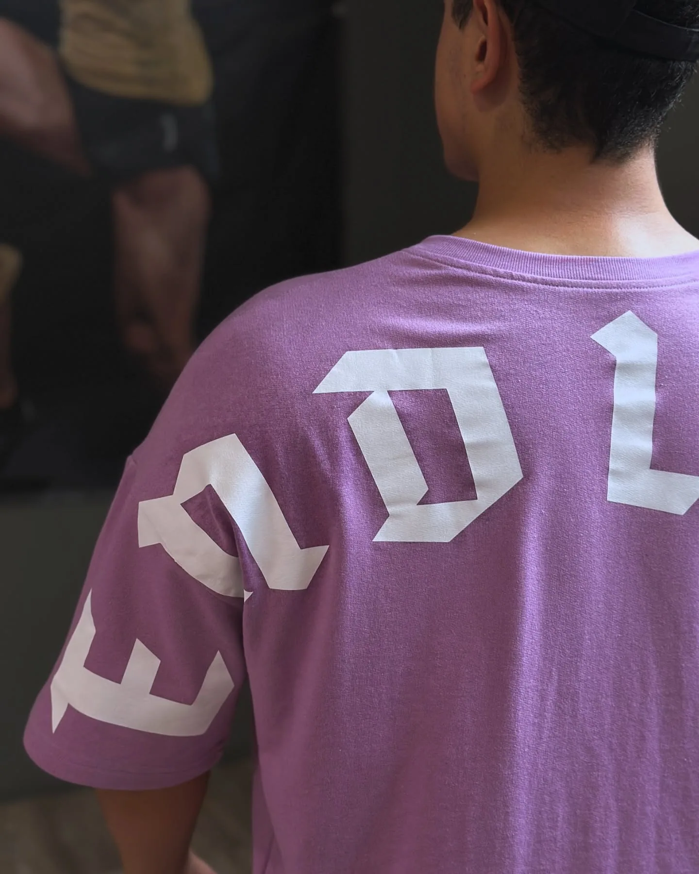 Detalle de la camiseta oversize ENDLESS en color morado
