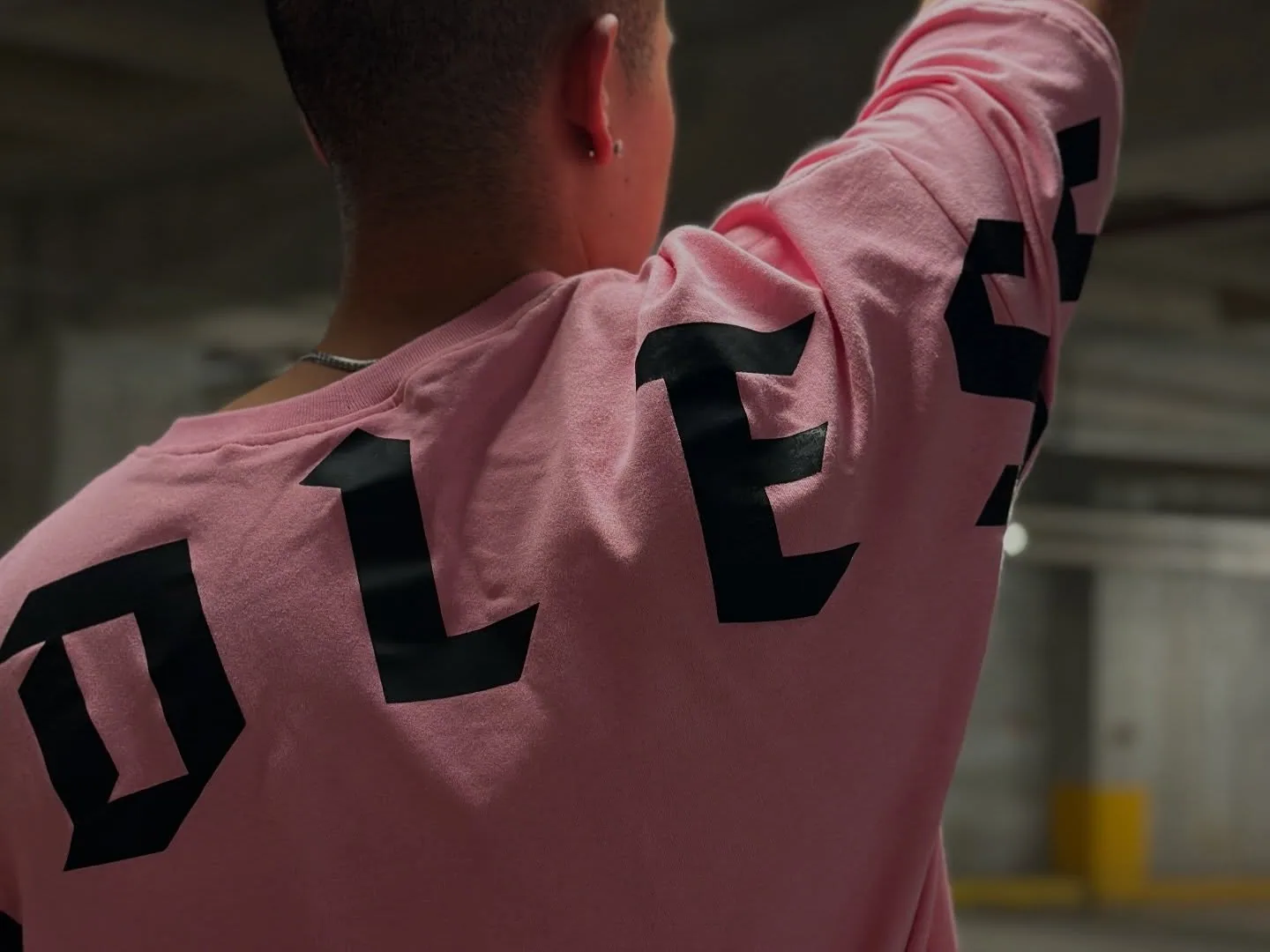 Look 02 — Camiseta oversize rosa con caída relajada