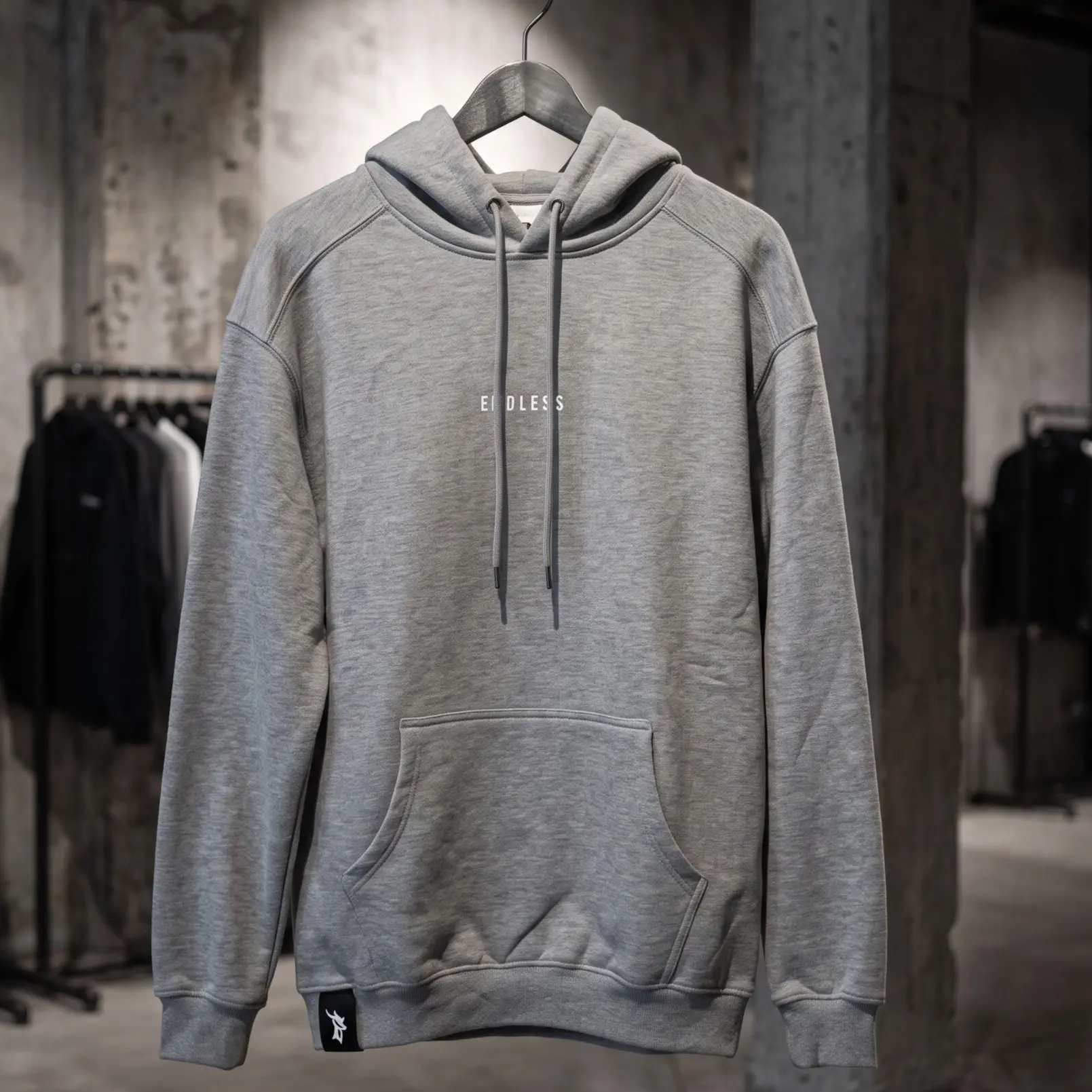 Look 04 — Sudadera gris en edición limitada